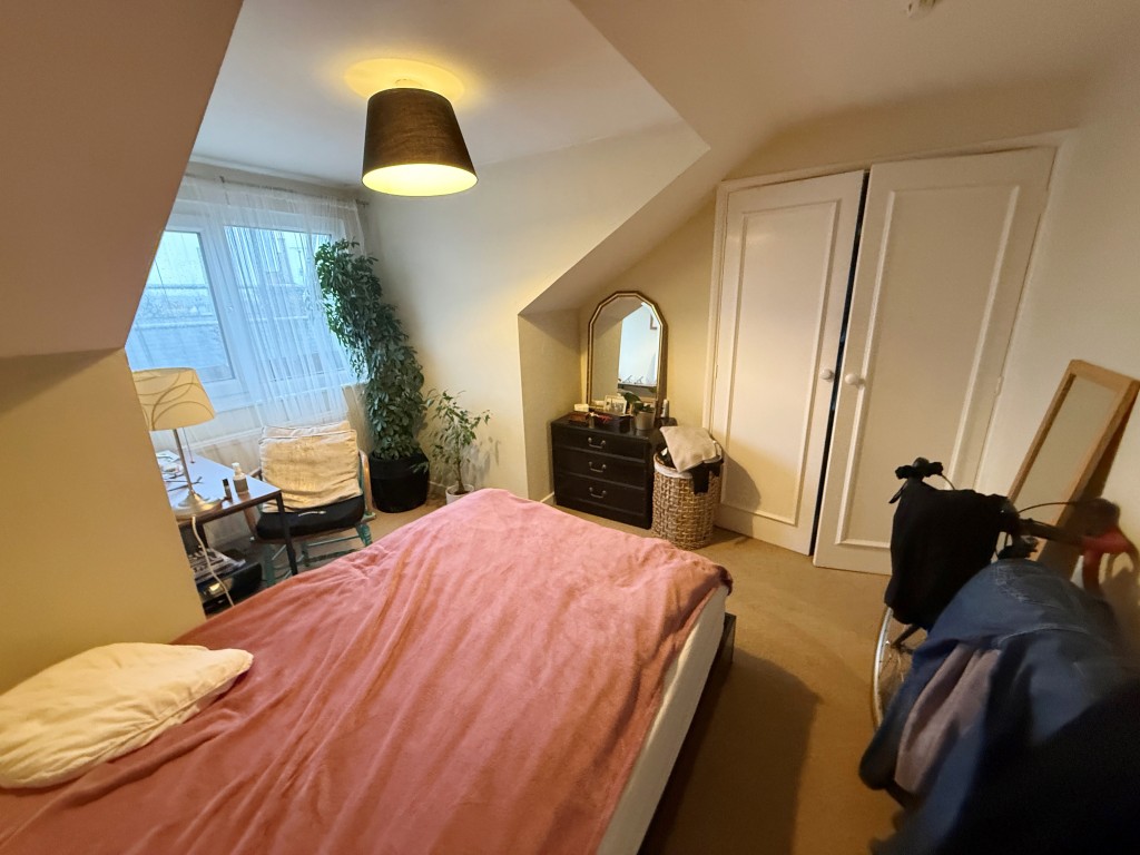 Lot: 61 - BLOCK OF FIVE FLATS FOR INVESTMENT IN TOWN CENTRE - Flat 5 bedroom